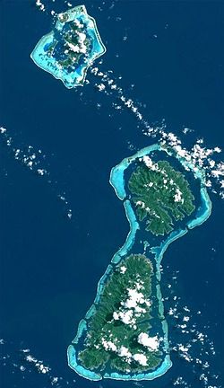 Ostrovy Bora-Bora (nahoře), Tahaa (uprostřed) a Raiatea (dole). Tahaa a Raiatea sdílejí stejnou lagunu