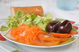 Boudin créole et crudités.