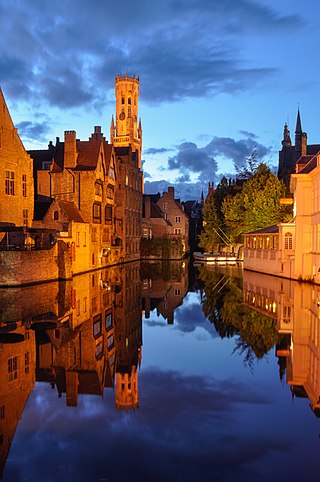 Belgické Bruggy během modré hodiny zachycené z ulice Rozenhoedkaai
