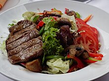 Bunter Salatteller mit Rumpsteak und Champignons.JPG