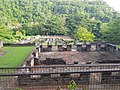 Bureau du Génie et des Ponts et Chaussées, vue d'ensemble de la terrasse avec dans les ruines de la maison coloniale de santé