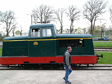 Le locotracteur à trois essieux et transmission par bielle 352, tel qu'il a été restauré par le Chemin de fer de la baie de Somme