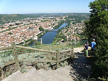 Vue générale de Cahors. La rivière du Lot fait un méandre, la vue est d'une hauteur et domine la ville.