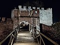 castello di San Giorio di Susa: ingresso dal ponte levatoio (vista notturna).