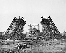 7 dicembre 1887: costruzione dei quattro piloni con la relativa impalcatura metallica