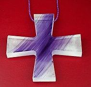 Croix pectorale pour la liturgie en verre et violet.