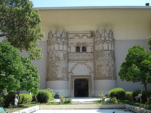 Фасад, ранее являющийся воротами замка Каср аль-Хайр аль-Гарби