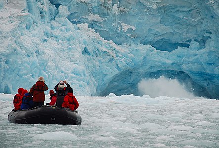 Svalbard'da ekoturizm. Kuzey Buz Denizi'nde Norveç'e bağlı bir takımada olan Svalbard'ın topraklarının %60'ı buzullarla kaplıdır ve pek çok dağ ile fiyort da bulunmaktadır. (Üreten:Woodwalker)