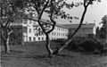 Klækken Turisthotel på Ringerike brant 1940, men ble bygd opp for å bli beslaglagt til Lebensborn-hjem i 1942. Bildet viser det nyreiste hotellet. Foto: Riksarkivet