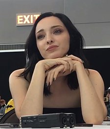 Emma Dumont na New York Comic Con v roce 2017