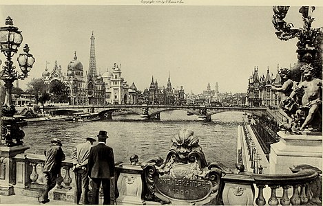 منظر للمعرض من جسر أليسكندر الثالث.