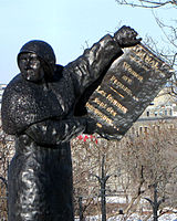 Estatua de Nellie McClung en el Monumento Famous five de la Colina del Parlamento, Ottawa, Ontario