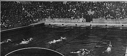 photographie noir et blanc : nageuses sur le dos dans une piscine