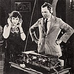 Florence och King Vidor lyssnar på en radioutsändning 1922.