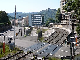 Blick über den Bahnhof Mouillère, im Hintergrund die Zitadelle von Besançon