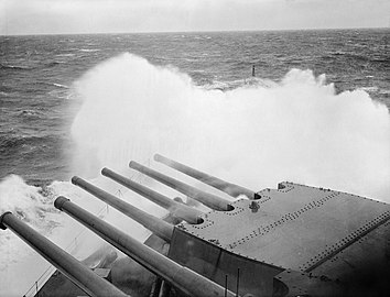 Линкор «Дюк оф Йорк» в Атлантике в декабре 1941 года. Видно, как волны заливают башни ГК