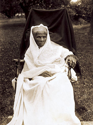 הארייט טאבמן הייתה אמריקאית-אפריקאית, ממתנגדי העבדות. בתצלום זה משנת 1911 מופיעה טאבמן בערוב ימיה.