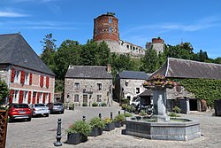 Château de Hierges ja kylän keskusta