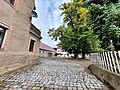 Wohnhaus (ehemaliges Rentenamt), mit Nebengebäude im Hof sowie Hofpflaster, Einfriedung und Brunnen