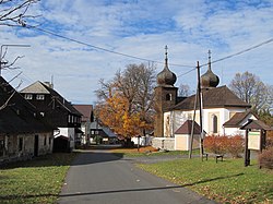 střed vesnice s kostelem