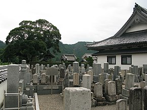 本作冒頭の舞台となる常明寺（東海道土山宿） 左側に森家の供養塔がある