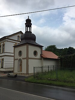 Kaple v Ludvíkovicích z průčelí a boku