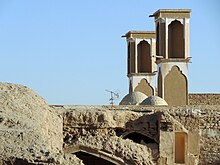 عکس از بادگیرهای تاریخی شهر کاشان که به عنوان یک سامانه تهویه طبیعی در خانه های ایران قدیم استفاده میشد.
