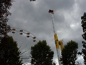 Vue sur les manèges de la foire.