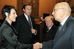 Manuela Di Centa kättelemässä Italian presidenttiä