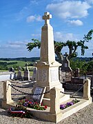 Le monument aux morts dans le cimetière (juin 2013).