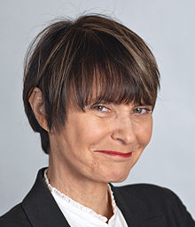 Portrait d'une femme caucasienne aux cheveux souriante.