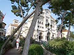 La Cathédrale Notre-Dame-Immaculée de Monaco vue depuis le jardin de la ruelle Sainte-Barbe.