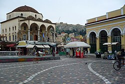 Monastiráki-aukio. Vasemmalla Tzistarákiksen moskeija, oikealla Monastirákin metroasema.