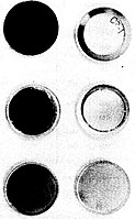 スペースシャトルの前面（左画像）と背面パネルのフライト後のOs, Ag, Auミラーの外観。黒化は酸素原子の照射による酸化を明らかにする[67][68]。