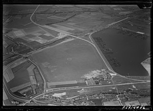 Een luchtfoto van vliegveld Waalhaven