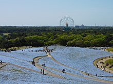 国営ひたち海浜公園みはらしの丘から望むネモフィラ畑と観覧車