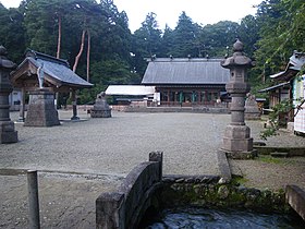 乃木神社。画面左端は乃木希典像。手前は蟇沼用水の水路。