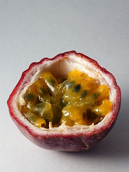 Coupe d'un fruit de la passion, fruit de la grenadille (Passiflora edulis), plante originaire d'Amérique du Sud cultivée dans la zone intertropicale et subtropicale. (définition réelle 2 619 × 3 492)