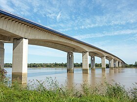 Pont autoroutier de Cubzac vu des berges de la Dordogne