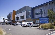 Queanbeyan Hospital rigardita de la Collett Street-enirejo (1).jpg