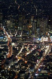 Shinjukun rautatieasema yöllä