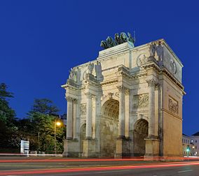 Portal da Vitória (Siegestor) em Munique, um arco do triunfo em cujo topo está a estátua da Baviera sobre uma quadriga puxada por quatro leões. (definição 2 956 × 2 624)
