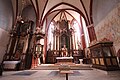 Überblick über den Chorraum der Klosterkirche Altenberg (Solms), im Vordergrund Grab der Gertrud