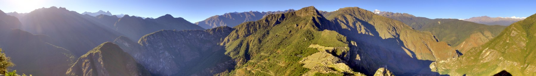 Uitzicht over de Andes in Peru, met Machu Picchu op de voorgrond.