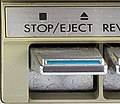 Kombinierte, mechanische Stop/Eject-Taste an einem Kassettendeck, 1980