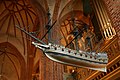 Modelo de navío en el interior de la catedral