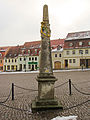 Distanzsäule vor dem Rathaus Strehla