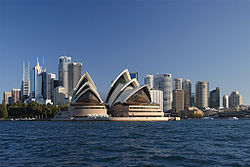 Skyline de Sydney, au premier plan l'Opéra, l'emblème de la ville