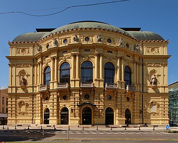 A Szegedi Nemzeti Színház a Várkert felől