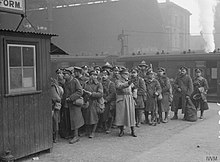 Сцена на лондонской станции Виктория, где войска находятся в отпуске, под руководством члена Отряда подготовки добровольцев